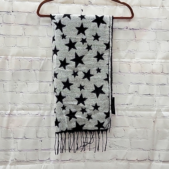 Steve Madden Reversable Oversized Scarf Black/ White NWT!🎁 - Picture 2 of 5